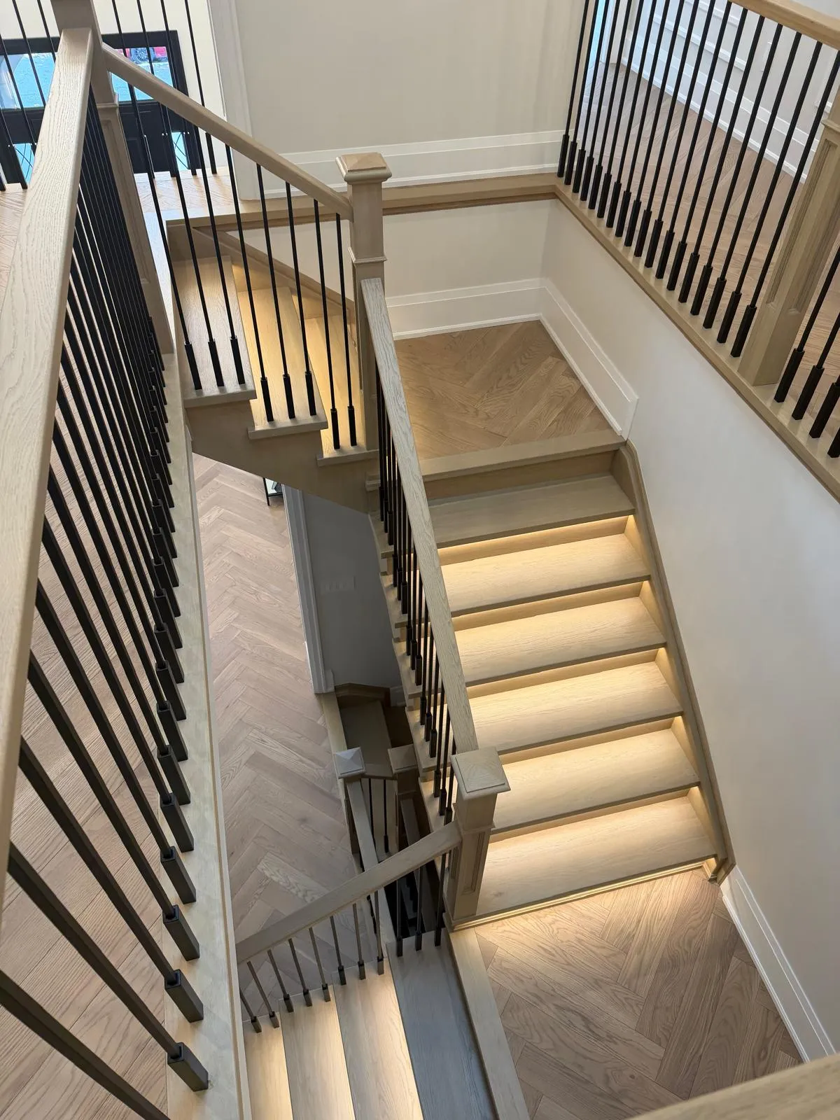 Entry and mudroom with book-matched marble-effect porcelain flooring and a built-in bench